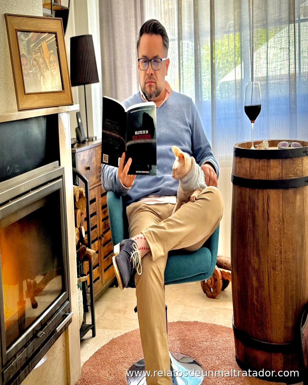 Juan Carlos leyendo Relatos de un Maltratador